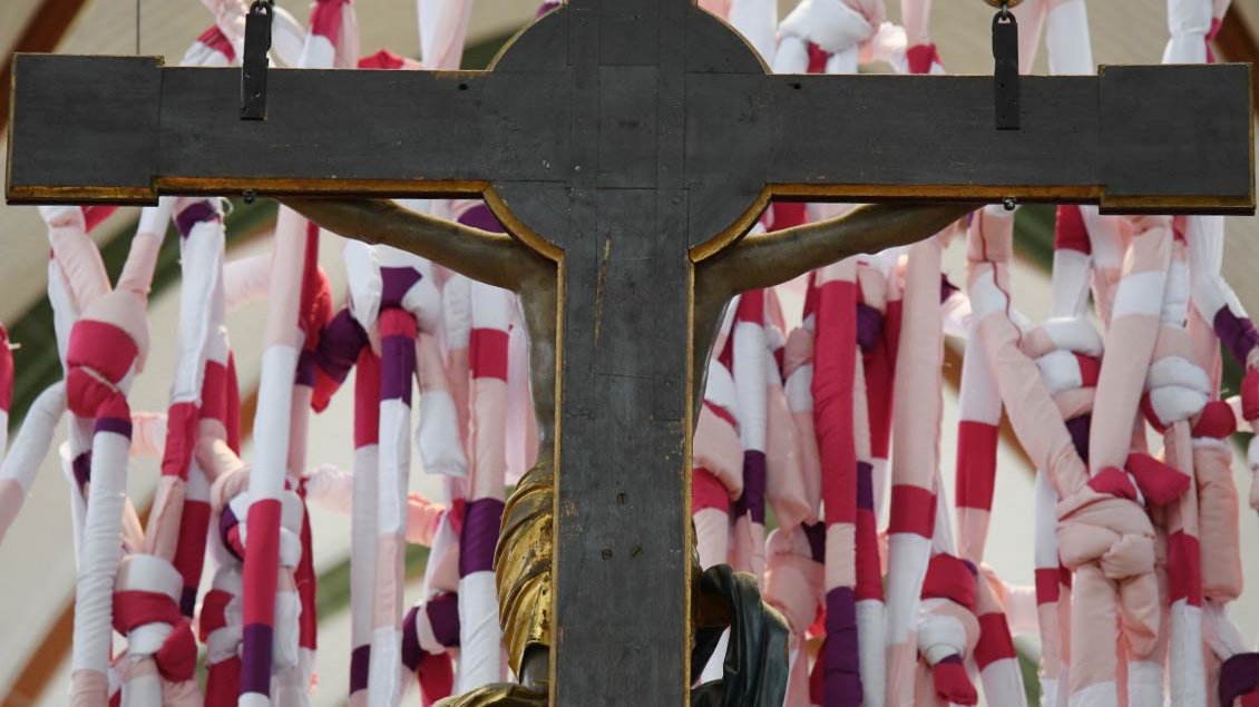 Das Kreuz ist hinter den buten Stoffen zu sehen. Foto: Michael Bönte