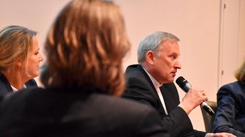 Weihbischof Wilfried Theising diskutiert