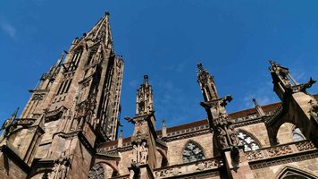 Das Freiburger Münster unter blauem Himmel.
