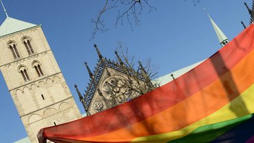 Dom Münster mit Regenbogenfahne