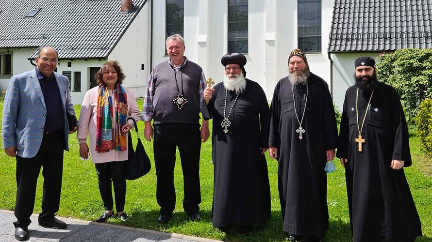 Pfarrer Karl Jasbinschek und Bischof Anba Damian (Dritter und Vierter von links) mit Mitgliedern der koptischen Gemeinde bei ihrem Besuch in Nordenham | Foto: Marion Richter (Gemeinde St. Willehad Nordenham)