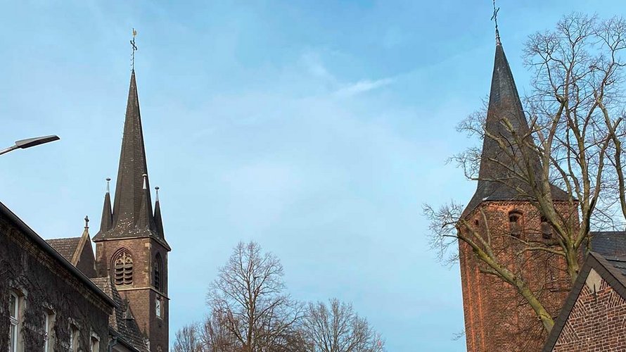 Eine Straße trennt die beiden Kirchen in Herongen. | Foto: Johannes Bernard