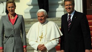 Papst Benedikt XVI. in Berlin bei seinem Deutschlandbesuch 2011 mit Bundespräsident Christian Wulff und dessen Frau Bettina.