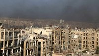 Rauch von brennenden Reifen soll Kampfflugzeuge über Aleppo irritieren.