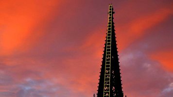 Himmelsleiter am Turm von Lamberti vor Abendhimmel