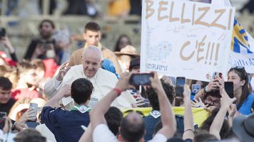 Papst Franziskus zwischen Jugendlichen
