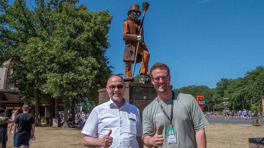 Veranstalter Bernd Dicks (rechts) hatte Weihbischof Rolf Lohmann zum Festivalbesuch in Parookaville eingeladen. | Foto: Christian Breuer (pbm)