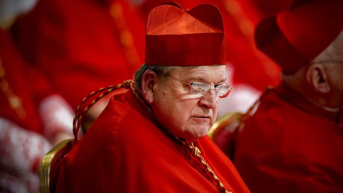 Kardinal Raymond Burke in roten Gewändern