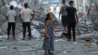 Ein Kind auf einer Straße zwischen Trümmerteilen und Schutt