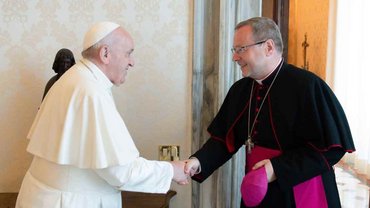 Papst Franzikus schüttelt Bischof Georg Bätzing die Hand