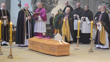 Bischof Felix Genn (2.v.l.) und der amtierende Nuntius Nikola Eterovic (1.v.r.) am Sarg des verstorbenen Erzbischofs Erwin Ender im Paulusdom zu Münster. | Foto: Gudrun Niewöhner (pbm)