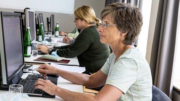 Frauen bei einem Computer-Workshop