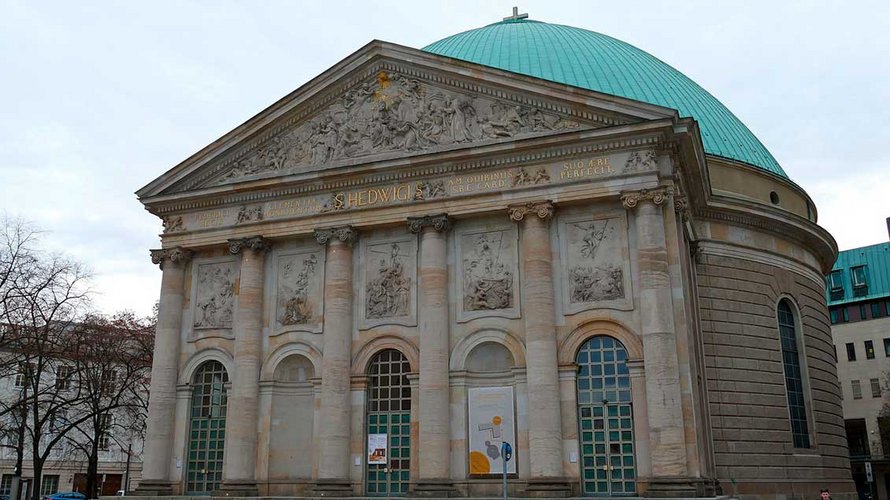 Außenansicht der Berliner St.-Hedwigs-Kathedrale.