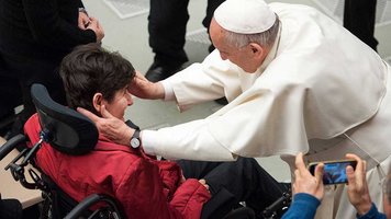 Papst und Rollstuhlfahrerin