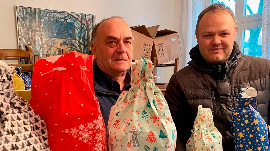 Voll gepackt sind die Nikolaus-Tüten, die Willi Büning (linsk) und Nico Vinkelau zeigen. | Foto: Johannes Bernard