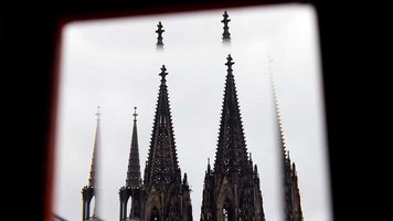 Unscharfer und verschwommener Blick auf die Türme des Kölner Doms