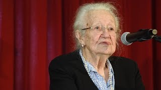 Erna de Vries erzählt in der Roncalli-Schule Ibbenbüren, wie sie als junge Frau das KZ Auschwitz überlebte.