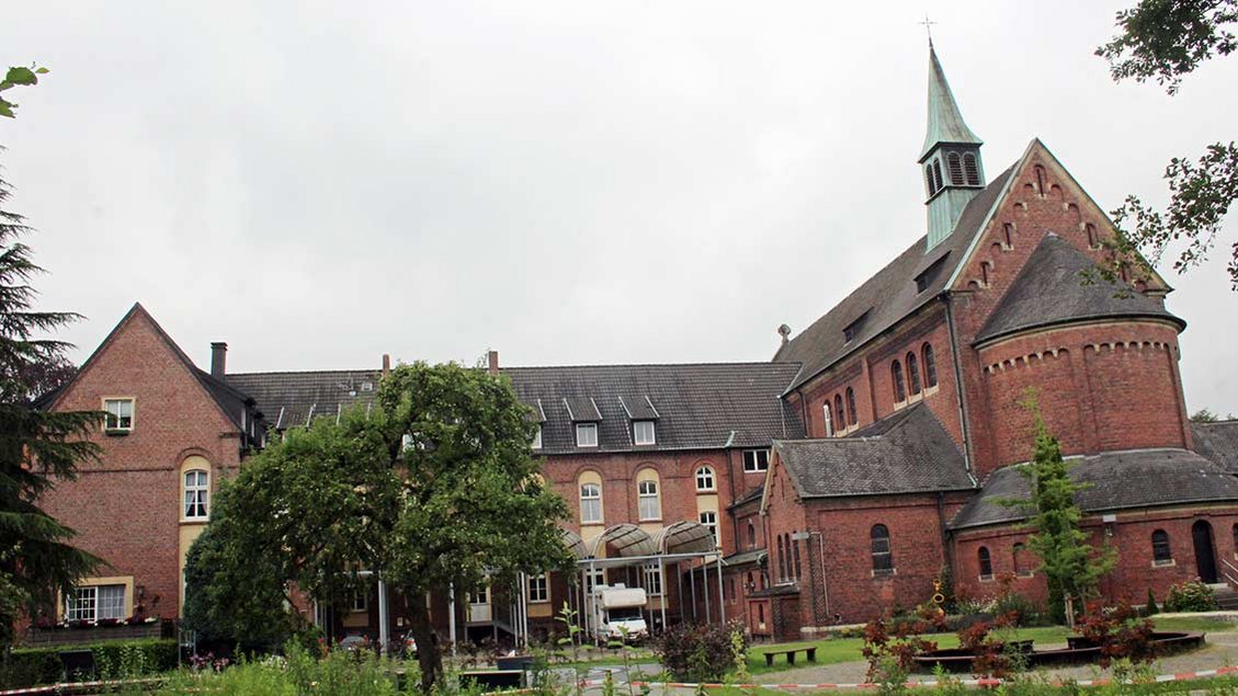 Der „Garten der Relgionen“ liegt an der Kirche St. Franziskus in Recklinghausen. | Foto: Johannes Bernard