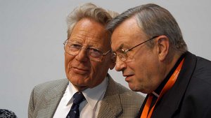Hans Küng (links) 2004 im Gespräch mit dem damaligen Vorsitzenden der Deutschen Bischofskonferenz, Karl Lehmann. | Foto: Michael Bönte