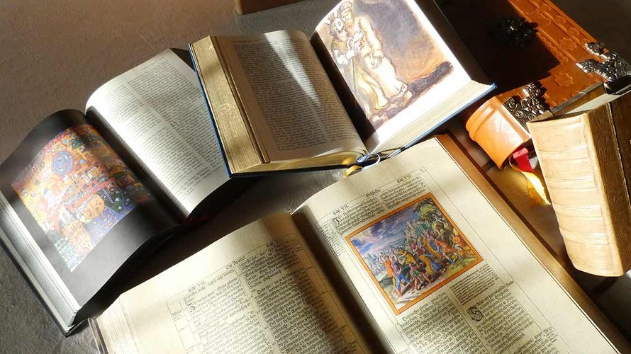 Prachtvolle Bibeln hat Benno Lockmann schon immer gesammelt. | Foto: Franz Josef Scheeben