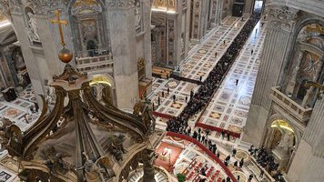 Tausende Menschen nehmen Abschied von Benedikt XVI., der seit heute bis zur Beisetzung am 5. Januar vor dem großen Baldachin-Altar im Petersdom aufgebahrt ist. 
