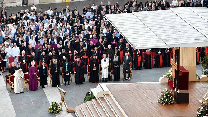 Papst Franziskus mit Ökumene-Vertretern beim Gebet auf dem Petersplatz