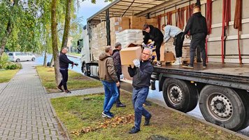 Männer des KKV Cloppenburg entladen einen Hilfstransport