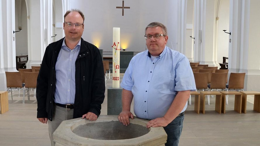 Pfarrer Thorsten Hendricks und Stefan Ricken (rechts) vor dem Taufstein am Eingang der Kirche. | Foto: Jürgen Kappel
