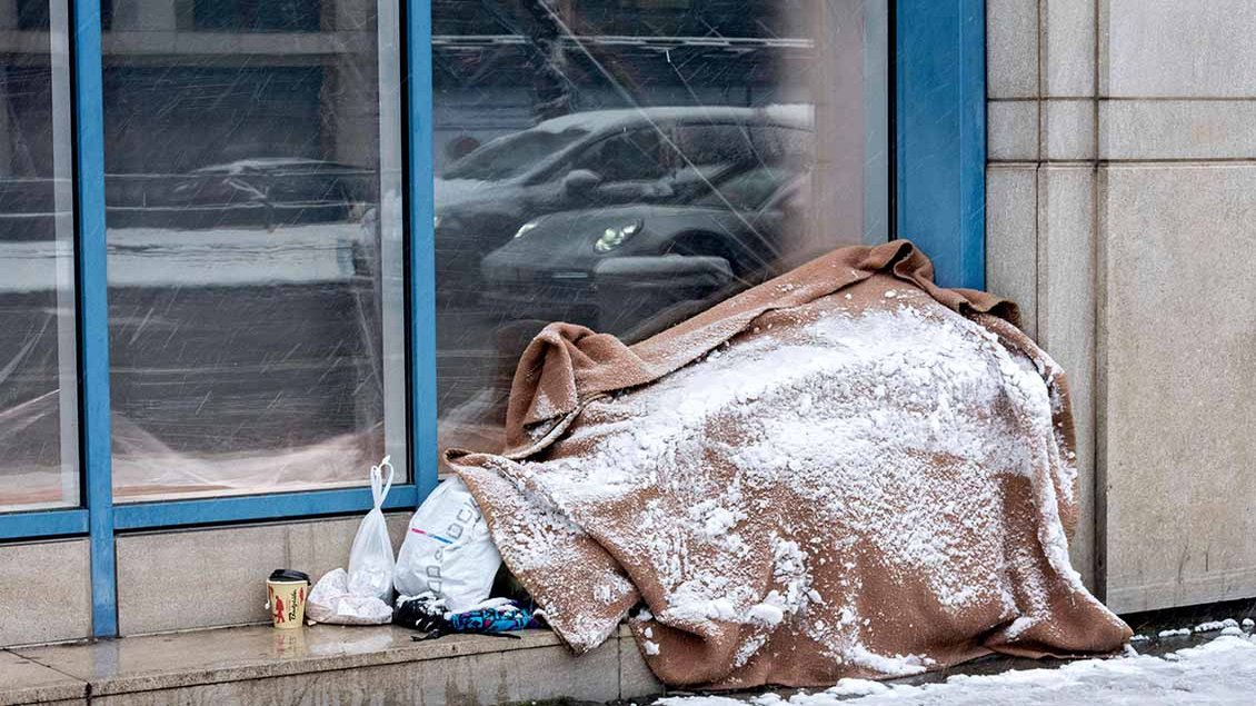 Obdachlose Person im Schlafsack vor einem Hauseingang Symbolfoto: Imago