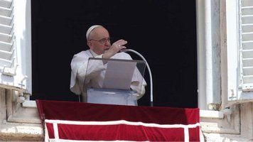 Papst Franziskus segnet die Gläubigen
