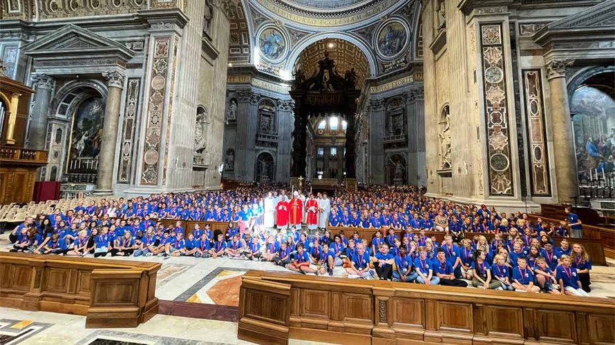 Die Schulgemeinschaft feierte in ihren blauen ULF-Shirt einen Gottesdienst im Petersdom.