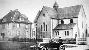 St.-Josef-Kirche in Ahlen mit Pfarrhaus Mitte der 1920er Jahre.