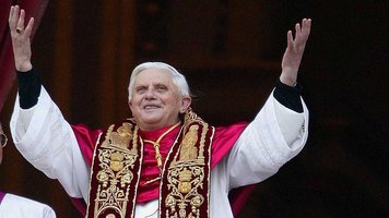 Benedikt XVI. am 19. April 2005, dem Tag seiner Wahl zum Papst, auf der Benediktionsloggia des Petersdoms.