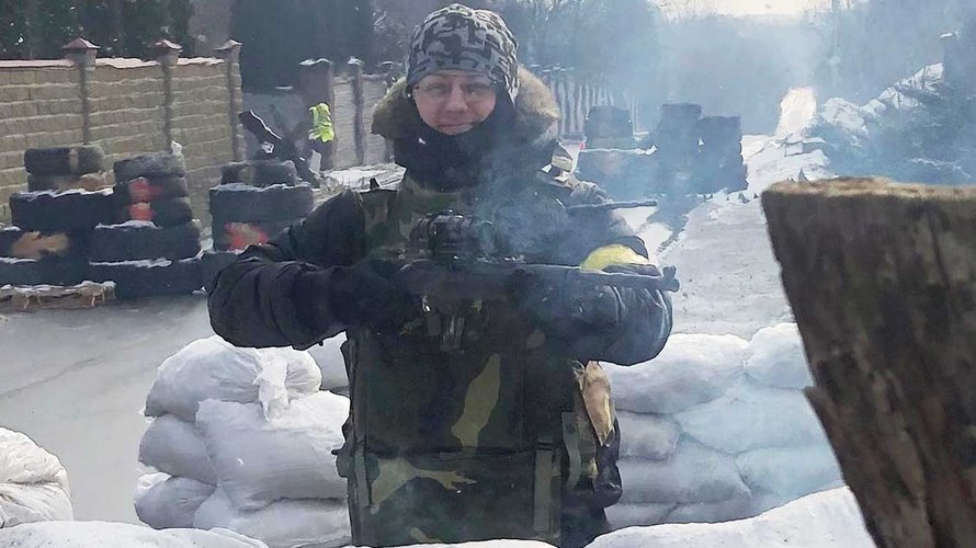 Dmytro Horyevoy mit Gewehr an einem Wachposten