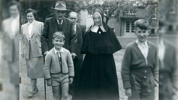 Familienbesuch bei Schwester Laudeberta 1954