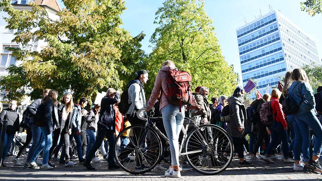 Nichts geht mehr: Wo der Demonstrationszug entlangkommt, müssen in Münster auch die Fahrradfahrer warten. | Foto: Michael Bönte