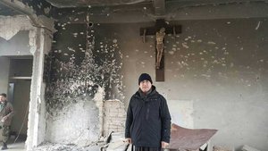Das beschädigte Kruzifix in der Kirche seiner Gemeinde ist für Pater Firas Lutfi ein Symbol: „Jesus Christus ist da und leidet mit uns.“ | Foto: pbm