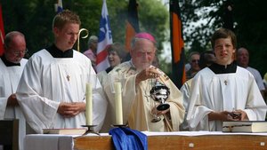Weihbischof Ostermann beim Gottesdienst zur „Solitur“ mit Jugendlichen in Warendorf im Juni 2007. | Foto: Michael Bönte