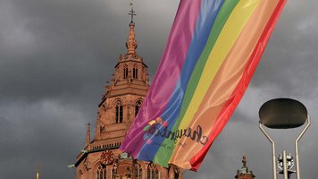 Mainzer Dom mit Regenbogenfahne