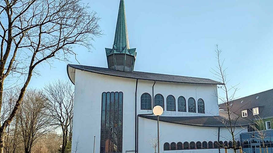 Die Christkönig-Kirche in Cloppenburg enstand 1962 als Hauskapelle des damaligen bischöflichen Konvikts Jugendburg St. Michael in Cloppenburg und wurde 2017 profaniert. Heute dient sie als Mensa für das Cloppenburger St. Vincenzhaus. | Foto: Michael Rottmann