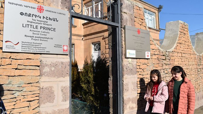 Der Eingang zum Kinderbetreuungszentrum „Little Prince" im armenischen Gjumri. | Foto: Renovabis