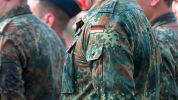 Soldaten in Flecktarn-Uniform