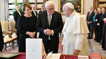 Elke Büdenbender, Frank-Walter Steinmeier, Papst Franziskus