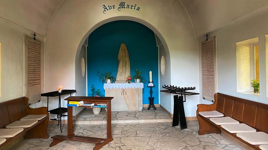 Täglich kommen Besucherinnen und Besucher in die Waldkapelle, in der es heißt: „Ave Maria“. | Foto: Johannes Bernard