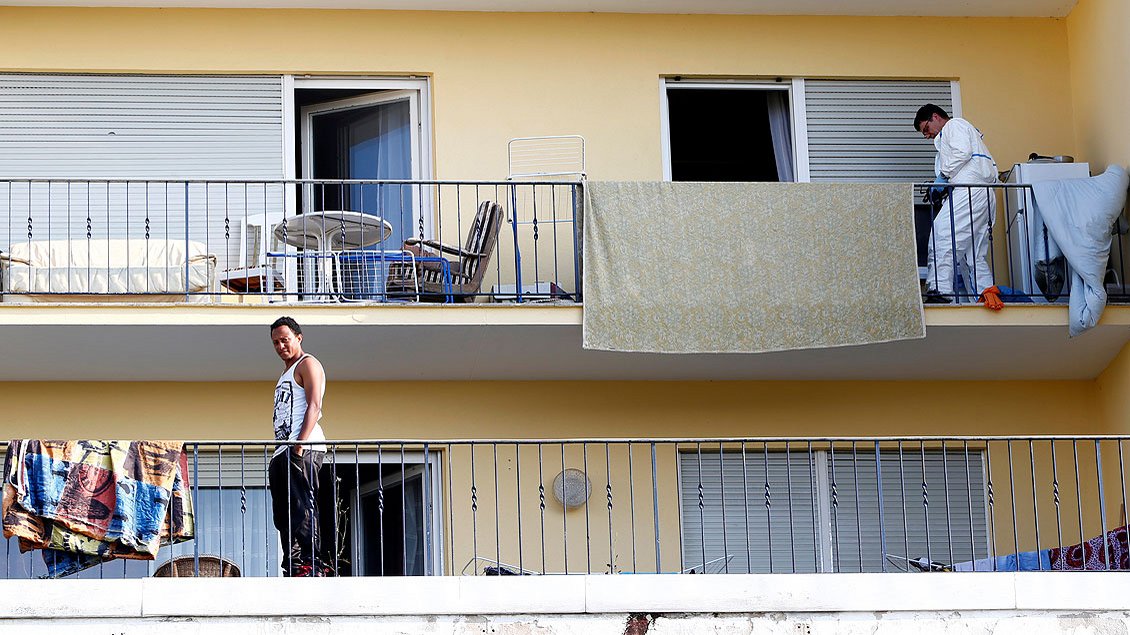 Ein Polizist (rechts) untersucht die Wohnung des mutmaßlich islamistischen Selbstmordattentäters von Ansbach. 