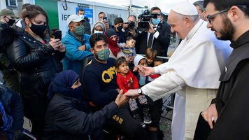 Papst Franziskus mit geflüchteten Menschen im Flüchtlingslager auf Lesbos