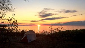 Sonnenuntergang mit Zelt am Strand von Tsitre in Estland. | Foto: Heike Honauer