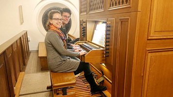 An der Orgel von St. Marien Emstek-Hoheging: Der Kirchenmusiker Christian Kienel aus Bethen und seine Frau Barbara.