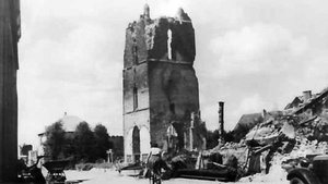 Aus den Trümmern ragt nur noch der Torso des Turms der St.-Agatha-Kirche in Dorsten hervor.