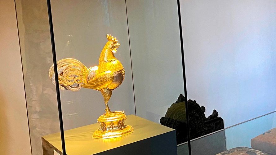 Der „Goldene Hahn“ im Friedenssaal wird hohen Gästen der Stadt Münster als Ehrenpokal gereicht, nachdem sie sich in das Goldene Buch der Stadt eingetragen haben. Das Gefäß fasst etwas mehr als eine Flasche Wein. | Foto: Johannes Bernard